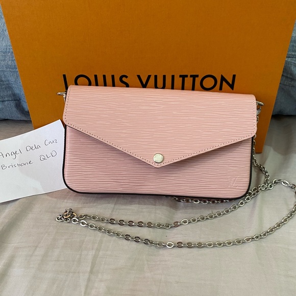 Louis Vuitton Felicie Pochette

Rose Ballerine - Epi Leather - Picture 2 of 12